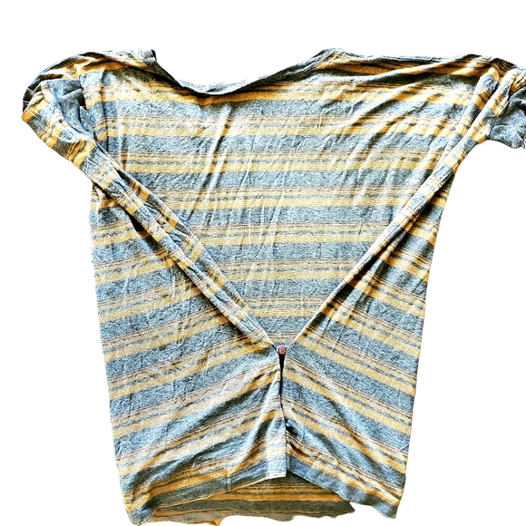 Loose fit tshirt with botton in back to form fitted - Picture 1 of 3